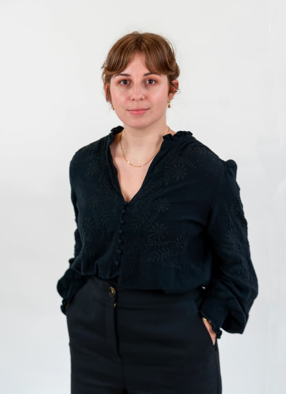 Portrait de Axelle Fesneau, avocate collaboratrice au Cabinet Plouton