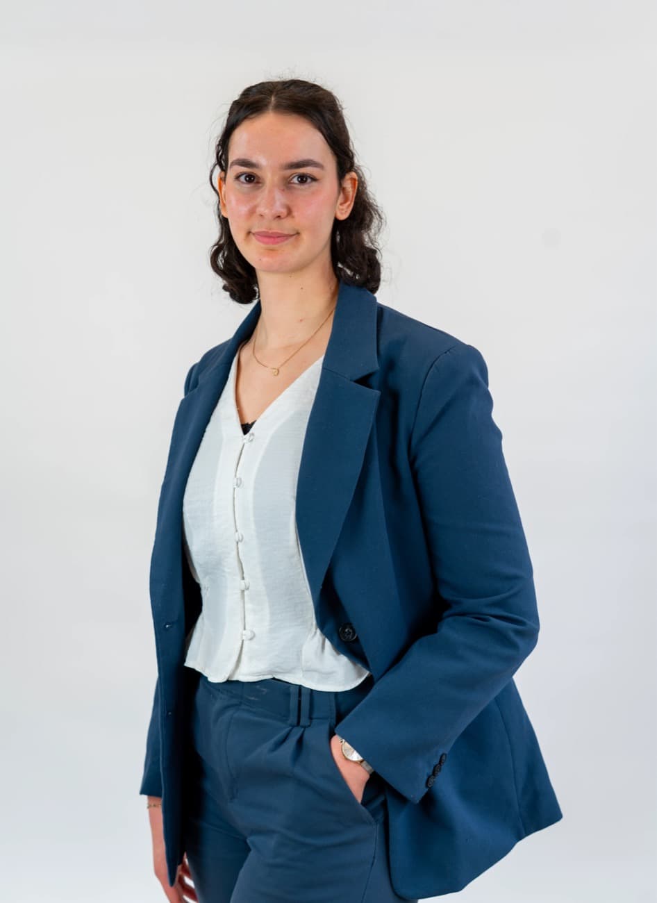 Portrait de Jade Adil, avocate collaboratrice au Cabinet Plouton